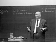 Budapest, 1990. július 5. Pungor Ernő tanszékvezető egyetemi tanár, a Budapesti Műszaki Egyetem általános és analitikai kémiai tanszékének vezetője a katedrán.