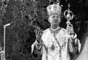 Máriapócs, 1990. szeptember 10. Keresztes Szilárd hajdúdorogi görögkatolikus püspök a kisasszonynapi búcsúban a máriapócsi görögkatolikus kegytemplom előtt felállított szabadtéri oltárnál celebrált szentmisén.