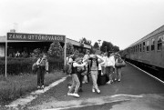  Zánka, 1990. június 13. Vonattal érkeznek a diákok a zánkai gyermekváros vasútállomására. 