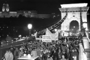 Az ország életét megbénító taxisblokád ellen tüntetők menete a Lánchídon 1990. október 28-án.