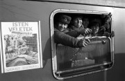 Isten veletek magyarok! feliratú transzparens a táborfalvai szovjet tüzérezredet szállító vonat egyik vagonján. A vonatból az állomáshelyüket a csapatkivonások ütemtervének megfelelően elhagyó katonák integetnek.