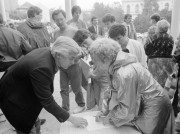 Szeged, 1990. június 13. Király Zoltán független képviselő aláírásokat gyűjt a Dugonics téren, a nagyáruház előtt a köztársasági elnök népszavazással történő megválasztására tett javaslatának támogatásához. 