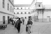 Szeged, 1990. június 18. A közkegyelem gyakorlásáról szóló 1990. évi XXXIX. törvény hatályba lépése után szabadult rabok hagyják el a Szegedi Fegyház és Börtön épületét. A rendelkezés a fegyház 1500 lakója közül 214 elítéltet érint.
