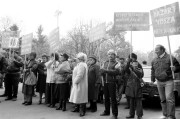 Szeged, 1990. november 8. Nyugdíjasok és kereskedők tiltakoznak a Cserepes-sori bolhapiac bezárása ellen a városháza előtt.