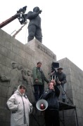 Budapest, 1989. október 13. Cinkóczi Zsuzsa és Jan Nowiczky főszereplésével készíti Mészáros Márta Napló című filmtrilógiájának 3. részét. A forgatókönyvet a rendezőnő Pataki Éva dramaturg közreműködésével írta. A film operatőre Jancsó Miklós. Az 1956. októberében játszódó történet egyes jeleneteit a Dózsa György úton, a Sztálin szobornak a forgatásra felállított másolatánál forgatják. A képen: Mészáros Márta és stábja a forgatáson.