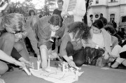 Budapest, 1990. június 4. Mintegy 200 fiatal gyűlt össze a Kínai Népköztársaság budapesti nagykövetsége előtt, hogy megemlékezzen az egy évvel ezelőtt a pekingi Tienanmen téren lezajlott véres események áldozatairól. A békés tüntetést az SOS Racisme magyarországi szervezete kezdeményezte, a megmozduláshoz a Fidesz is csatlakozott.