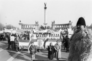  Budapest, 1990. február 10. A Független Kisgazda-, Földmunkás- és Polgári Párt (FKGP) demonstrációja a Hősök terén, tiltakozásul a hatályos földtörvény ellen, amely véleményük szerint túlzott szabadságot ad a termelőszövetkezeteknek a földek kiárusítására. Az egybegyűlt mintegy 10 000 tüntető a Népköztársaság útján és a Bajcsy-Zsilinszky úton vonult a Parlament elé.