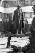 A munkások eltávolítják a Lenin szobrot a dunaújvárosi Lenin térről. Kiss István szobrászművész alkotásának eltávolítása után a helyi tanács döntése alapján a tér neve megváltozik, az eddigi Lenin helyett Városháza tér lesz.