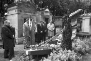 Párizs, 1990. június 9. Dr. Kiss Gyula tárca nélküli miniszter, az FKGP főtitkára /jobbról a harmadik/ a Magyar Köztársaság kormánya nevében megkoszorúzza a Nagy Imrének és társainak 1988-ban állított jelképes síremlékét a párizsi Pere Lachaise temetőben.