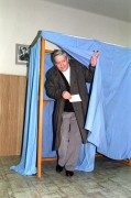 Pozsgay Imre állammminiszter november 26-án reggel 8 órakor adta le voksát a II. kerület Fenyves utcai általános iskolában, az 52. számú szavazókörzetben. A képen: távozóban a szavazófülkéből.