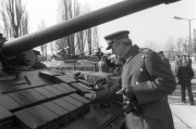 Esztergom, 1990. február 17. Katonai attasék és polgári vendégek megtekintik a tankokat az esztergomi páncélos szovjet alakulat laktanyájában. A hazánkban tartózkodó szovjet katonai alakulatoknál több helyen tartottak nyitott napot, az érdeklődők betekinthettek a szovjet katonai alakulatok életébe. 