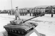 Az Esztergomot elhagyó Szovjet Déli Hadseregcsoport harckocsizó gárda hadosztályának katonái sorakoznak egy T-72-es harckocsi makettje mögött. A hadosztály március 12-től augusztus 27-ig tartó kivonulása során több mint 10 ezer katona és több száz harcjármű távozik az országból. 