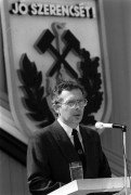 Visonta, 1990. augusztus 31. Bod Péter Ákos közgazdász, MDF-es, majd MDNP-s politikus, volt ipari és kereskedelmi miniszter, jelenleg a Miniszterelnöki Hivatal főtanácsadója, 1951. július 28-án született Szigetváron. A képen: Bod Péter Ákos beszédet mond Visontán a Thorez bányaüzemben augusztus 31-én a 40. országos bányásznap díszünnepségén.