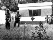  A szovjet katonák kivonulása után a Magyar Honvédség műszaki alakulatainak katonái megkezdték a dombóvári laktanya átvizsgálását. A műszeres területmentesítés először az épületekre, majd a laktanya udvarára is kiterjed. A képen: fémkereső műszerrel vizsgálják át a laktanya udvarát.