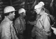  Komló, 1990. december 1. Göncz Árpád köztársasági elnök (j) bányászokkal beszélget Komlón, a Mecseki Szénbányák 670 méter mély Zobák aknájában.