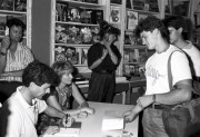  Budapest, 1990. június 28. Uri Geller, a Német Szövetségi Köztársaságban élő magyar származású parafenomén (b) Magyarországon megjelent könyveit dedikálja az Állami Könyvterjesztő Vállalat Corvina könyvesboltjában.