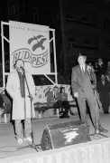  Budapest, 1990. szeptember 27. Koltay Róbert színművész és Demszky Gábor, az SZDSZ budapesti főpolgármester-jelöltje a nagygyűlés színpadán. A Szabad Demokraták Szövetsége nagygyűlésen fejezte be a szeptember 30-án tartandó helyhatósági választások alkalmából rendezett budapesti választási kampányát szeptember 27-én a Március 15-e téren. 