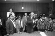Budapest, 1990. október 28. Forgács Pál, a szakszervezeti kerekasztal soros elnöke, megbízott szóvivő (k) beszél a taxissztrájk záró tárgyalásának szünetében, a megállapodás megszövegezése előtt az Érdekegyeztető Tanács ülésén a Munkaügyi Minisztériumban. A munkaadók, munkavállalók és a kormány képviselői az éjszakai órákban írták alá a megállapodást.
