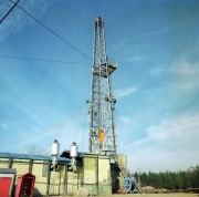 Zsana, 1989. december 19. Környezetkímélő módszerrel végzik a kutatófúrást a Bács-Kiskun megyei Zsana határában a Kőolaj és Fölgázbányászati Vállalat kiskunsági üzemének munkatársai. A 2350 méter mélységbe hatoló fúrásnál kikerülő minden folyadékot - fúróiszapot, vizet, olajszármazékokat - zárt rendszerbe, tartályokba gyűjtik. A fúrási helyekről összegyűjtött szennyező anyagokat megsemmisítésre egy központi tárolóhelyre szállítják.