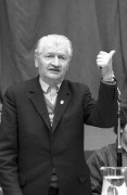 Jászboldogháza, 1990. február 22. Dr. Mizsei Béla, a Független Kisgazda, Földmunkás, -és Polgári Párt (FKGP) Szolnok megyei szervezetének tiszteletbeli elnöke, képviselőjelölt beszél a választási nagygyűlésen.