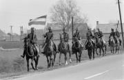 Huszárok haladnak az út mentén a történelmi lovastúrán. A Budapesti Történelmi Lovasegyesület és a Széchenyi Társaság szervezésében történelmi lovastúra indult útnak Jászjákóhalmáról. A hagyományteremtő túra résztvevői Jászberény-Tápióbicske-Nagykáta-Isaszeg - Gödöllő-Vác útvonalon haladva, végigjárják az 1948-49-es forradalom és szabadságharc tavaszi hadjáratának településeit és leróják kegyeletüket az emlékhelyeken.
