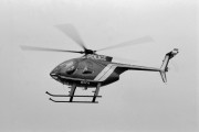 Egy McDonnel-Douglas gyártmányú amerikai helikopter a levegőben. A Belügyminisztérium 1992-ig hat helikopterrel bővíti a légirendészet gépparkját.