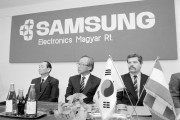 J. K. Kang (b), a Samsung Electronics Co. Ltd. elnöke, T. J. Han (k), Dél-Korea magyarországi nagykövete és Auth Henrik ipari és kereskedelmi államtitkár az Orion-Samsung üzem avatása alkalmából tartott sajtótájékoztatón. Június 15-én avatták fel Jászfényszarun a színes televíziókészülékeket gyártó magyar-dél-koreai közös vállalatot: a Samsung Electronics Magyar Rt.-t. 