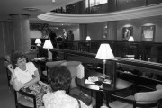 Vendégek beszélgetnek a nyitás utáni első nap a Kálvin téri Hotel Korona szálloda Törley bárjában.