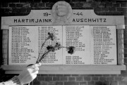 Az újraavatott jászárokszállási zsidó temetőben felállított emlékmű, amelyet Móczár Sándor sírkőszobrász készített az 1944-ben Auschwitzba és más lágerekbe elhurcolt 170 helyi zsidó polgár vértanúságának emlékére. Az 1800-as évekből való temetőt az Árokszállásiak Baráti Köre, a Magyar Izraeliták Országos Közössége és a helyi tanács közreműködésével állították helyre.