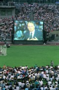 Billy Graham neves amerikai evangélista látható a kivetítőn, miközben igét hirdet a Népstadionban összegyűlt tömeg előtt.