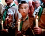  Esztergom, 1989. július 30. Cserkész fiúk emelik esküre kezüket, az ünnepélyes fogadalomtételen. A másik kezükben égő gyertyát tartanak.