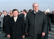 Németh Miklós, a Minisztertanács elnöke és Helmut Kohl, a Német Szövetségi Köztársaság kancellárja a Ferihegyi repülőtéren. A német politikus Németh Miklós kormányfő meghívására érkezett hivatalos látogatásra hazánkba.