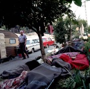 Budapest, 1989. augusztus 17. Hazánkban tartózkodó, de az NDK-ba visszatérni nem szándékozó keletnémet menekültek alszanak az NSZK Nógrádi úti követsége előtt a szabad ég alatt. 