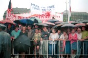 George Bush-t az Amerikai Egyesült Államok elnökét és kíséretét több ezer fővárosi lakos várta a Parlament előtt a Kossuth téren. A képen: a fővárosiak egy részét az eső sem riasztotta el.