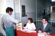 Debrecen, 1989. november 26. A debreceni büntetésvégrehajtó intézetben mozgó urnába szavaztak azok az előzetes letartóztatásban lévők, akik nem voltak állampolgári jogaikban korlátozva.