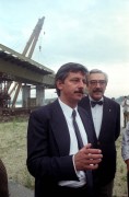  Hídépítő Vállalat Clark Ádám nevű úszódaruja szeptember 5-én beemelte az M0-ás Hárosi Dunahíd 45. és egyben utolsó acélszerkezeti elemét, így a Duna fölött a hídszerkezet zárása megtörtént. Az eseményen megjelent Derzsi András közlekedési, hírközlési és építésügyi miniszter is.