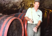 Badacsony, 1989 szeptember 28. A badacsonyi történelmi borvidék hírnevét a bazalthegy oldalán termelt boroknak köszönheti. A talaj minősége és a vidék mikroklímája kiválóan alkalmas a bortermelésre. Az egykor európai hírű borvidék ma sok problémával küszködik. A nagyüzemi művelés nem váltotta be a hozzá fűzött reményeket, a kistermelők gépesítés híján nem tudnak nagyobb területet művelni. A képen: Hatos Károly 15-20 hektoliter bort is megtermel egy év alatt.