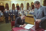   Budapest, 1989. május 10. Horn Gyula külügyminiszter az eskütétel után aláírja az okmányt az Országgyűlés májusi ülésszakának nyitóülésén a Parlamentben.