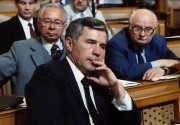 Budapest, 1989. május 12. Az Országgyűlés május 12-én befejezte a május 10-én megkezdett ülésszakát. A képen: Horn Gyula külügyminiszter az ülésteremben.