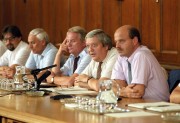 Budapest, 1989. augusztus 25. Pozsgay Imre, az MSZMP delegációjának vezetője beszél a Parlamentben, ahol folytatódtak a Nemzeti Háromszög (MSZMP, Ellenzéki Kerekasztal, Harmadik Oldal) augusztus 24-én megkezdett középszintű politikai tárgyalásai.