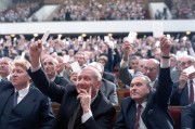 Budapest, Építők székháza. 1989. december 17. A Magyar Szocialista Munkáspárt XIV. kongresszusának küldöttei kézfelemeléssel szavaznak. 