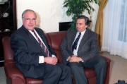  Budapest, 1989. december 18. Helmut Kohl, a Német Szövetségi Köztársaság kancellárja Antall Józseffel, az MDF elnökével beszélget a vendég szálláshelyén .