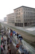 Berlin, 1989. november 12. A nyugat-berlini fiatalok megrohamozták a berlini falat és felültek a tetejére. A keletnémet hatóságok múlt heti döntése után november 11 és 13 között több mint egymillió keletnémet állampolgár látogatott át Nyugat-Berlinbe. Sokan ismerőseiket, rokonaikat mentek meglátogatni, vagy egyszerűen csak sétáltak az eddig tiltott területen. 