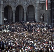 Budapest, 1989. október 23. 1989. október 23-án Budapesten, a Kossuth téren történelmi esemény tanúi lehettek a jelenlévők, amikor Szűrös Mátyás, az Országgyűlés elnöke, ideiglenes köztársasági elnök az Országház erkélyéről kikiáltotta a Magyar Köztársaságot. 