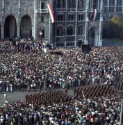  Budapest, 1989. október 23. Szűrös Mátyás, az Országgyűlés elnöke, ideiglenes köztársasági elnök a déli harangszót követően az Országház erkélyéről kikiáltotta a Magyar Köztársaságot a Parlament előtti Kossuth téren.