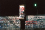 Az NDK-s határőrök 1989. november 9-ig, - ekkor kezdődött meg a fal szétrombolása - 192 menekülőt lőttek le, mintegy ötezernek sikerült átjutnia, s körülbelül ugyanennyit fogtak el menekülés közben. A képen: a Brandemburgi kapunál 1989. december 22-én 0 óra 40 perckor kiemelték az első panelt a berlini falból.