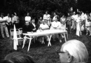 A Szabad Demokraták Szövetsége rendszerváltást követelő nagygyűlése a margitszigeti Nagyréten, 1989 nyarán. Az asztalnál Tamás Gáspár Miklós (b1), Demszky Gábor (b2), Mécs Imre (b3) és Rajk László (b4) Amatőr felvétel 