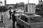 Bucsu, 1989. április 1. Útlevélvizsgálat a bucsui határállomáson. Rendkívül nagy volt a nyugati határállomások forgalma a háromnapos ünnep alatt. A Vas megyei Bucsu határátkelőhelyen a gyors okmánykezelés és vámvizsgálat ellenére is kilométeres sorok várakoztak a Magyarországra való bebocsátásra. 