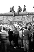  Berlin, 1989. november 12. A nyugat-berliniek spontán módon fejezik ki a véleményüket a berlini falról. A keletnémet hatóságok múlt heti döntése után november 11 és 13 között több mint egymillió keletnémet állampolgár látogatott át Nyugat-Berlinbe. Sokan ismerőseiket, rokonaikat mentek meglátogatni, vagy egyszerűen csak sétáltak az eddig tiltott területen.
