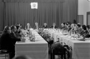  Budapest, 1989. január 20. Az MSZMP KB Politikai Főiskoláján dr. Romány Pál (szemben, a címer alatt, szemüveges), az intézmény rektora vezetésével "kerekasztal" megbeszélést tartottak az MSZMP és a Magyar Demokrata Fórum (MDF) képviselői.